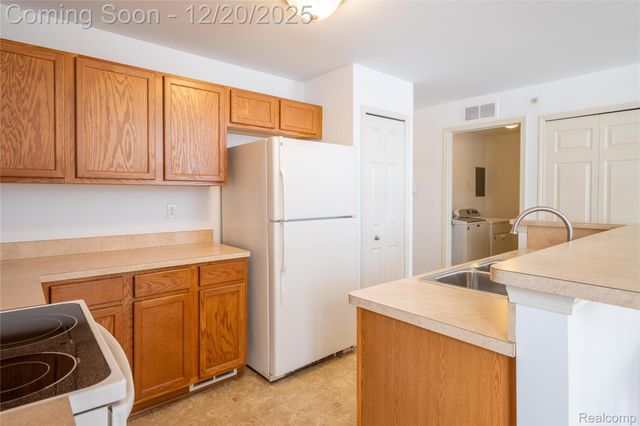 29953 Heritage Parkway, Warren, MI 48092