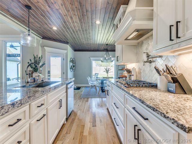 15907 E 106th Place North, Owasso, OK 74055