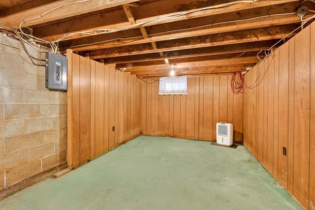 16 Beverly Avenue, Salem, NH 03079