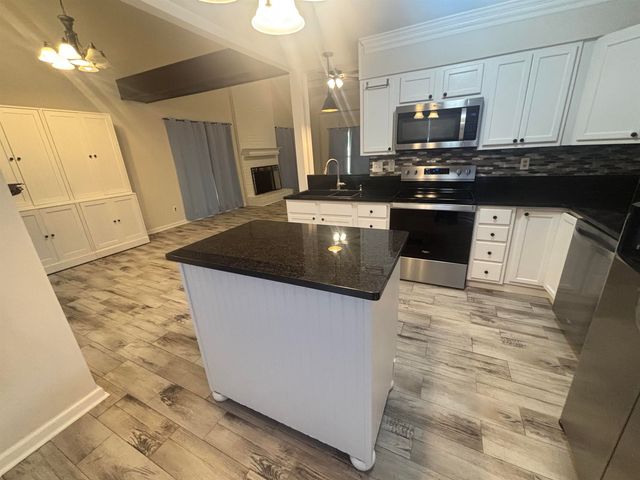 8894 LAKE EDGE CV, Memphis, TN 38016