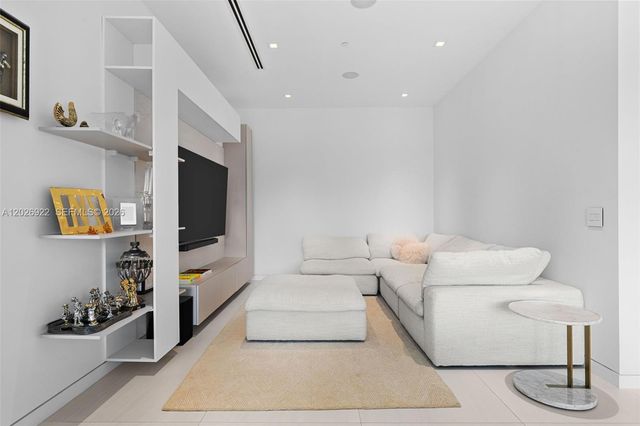 16500 Collins Ave TH-8, Sunny Isles Beach, FL 33160