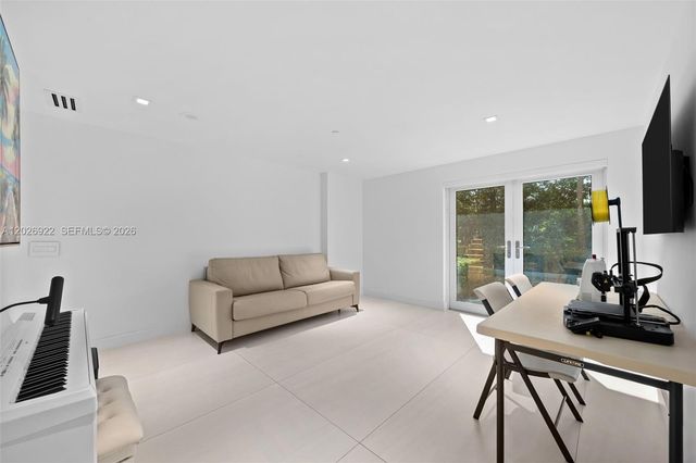 16500 Collins Ave TH-8, Sunny Isles Beach, FL 33160