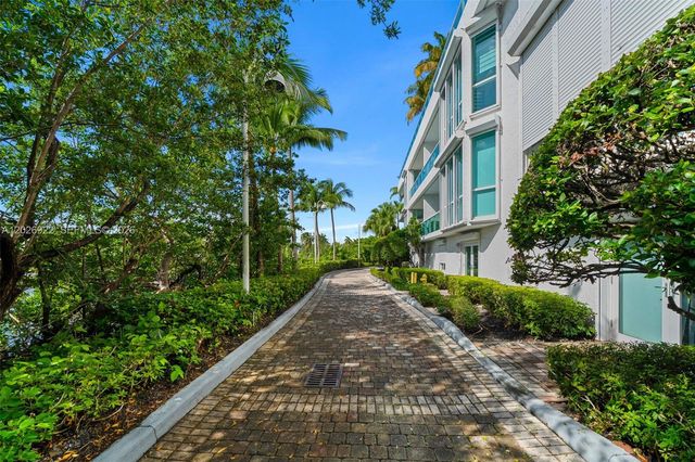 16500 Collins Ave TH-8, Sunny Isles Beach, FL 33160