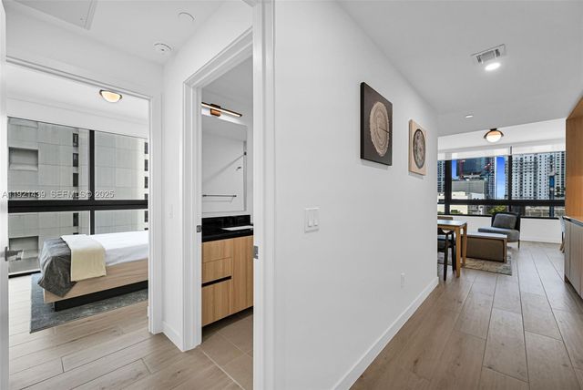 225 N Miami Avenue 901, Miami, FL 33128