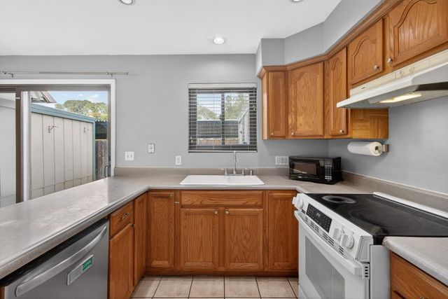 2161 Cottage Way, Sacramento, CA 95825