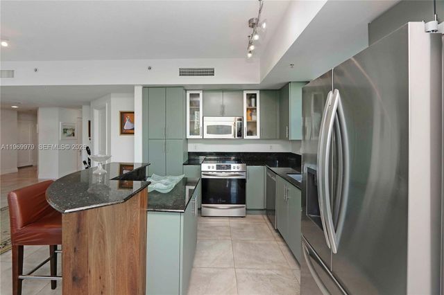 7910 Harbor Island Dr 405, North Bay Village, FL 33141