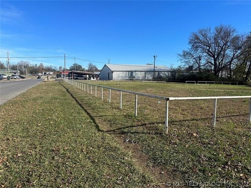 806 E 13th Street, Okmulgee, OK 74447