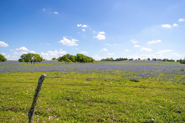 2270 Young Lane, Flatonia, TX 78941