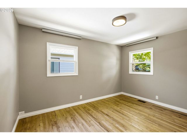 9323 Se MILL St, Portland, OR 97216