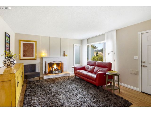 9323 Se MILL St, Portland, OR 97216