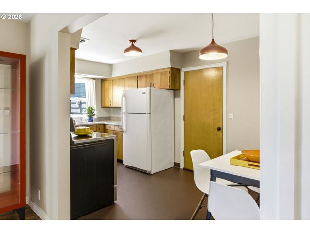 9323 Se MILL St, Portland, OR 97216
