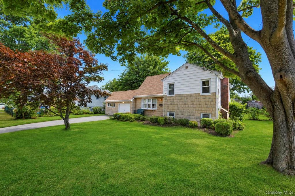 1425 Pine Drive, Bay Shore, NY 11706 — photo 3