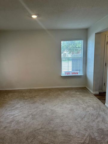 18312 Crestwind LN, Elgin, TX 78621