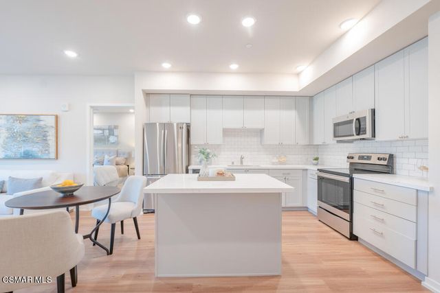 77 Conejo School Road 208, Thousand Oaks, CA 91362