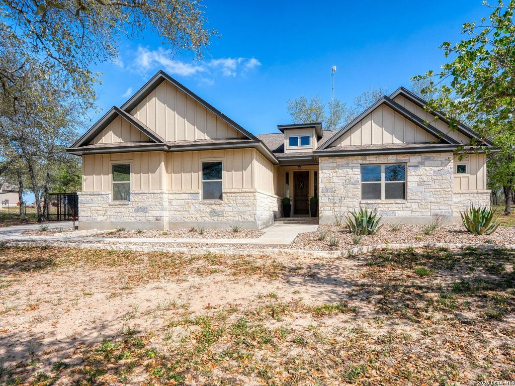 134 County Road 6863, Natalia, TX 78059