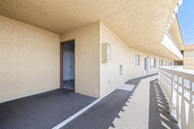 8950 PARK BOULEVARD 609, Seminole, FL 33777