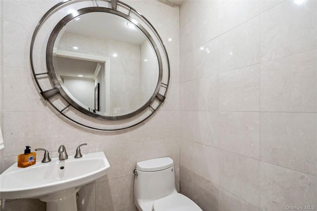 265 Sparrow Drive 265, Manhasset, NY 11030