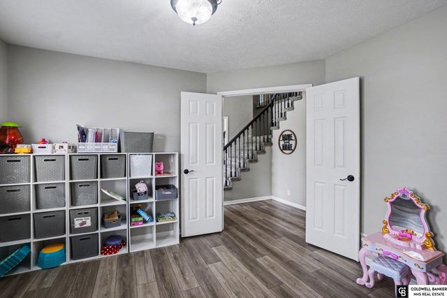 1914 Franklin Drive, Papillion, NE 68133