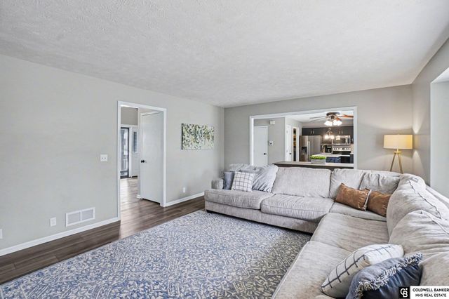 1914 Franklin Drive, Papillion, NE 68133