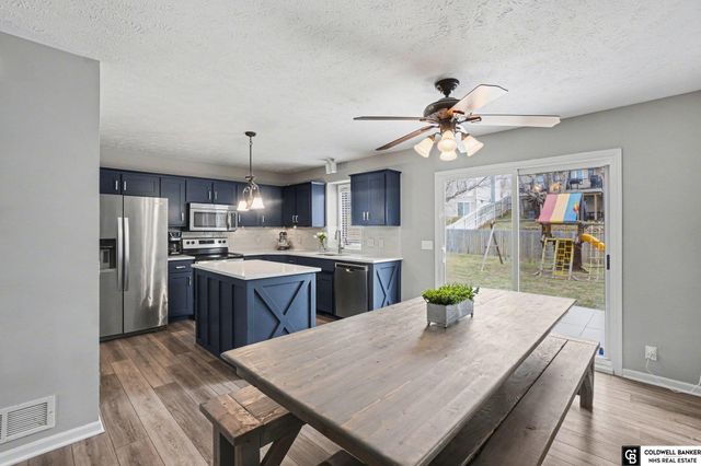 1914 Franklin Drive, Papillion, NE 68133