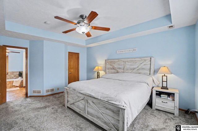 1914 Franklin Drive, Papillion, NE 68133