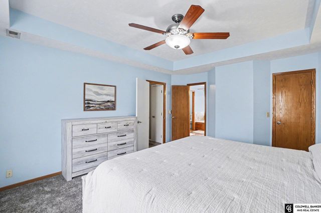 1914 Franklin Drive, Papillion, NE 68133