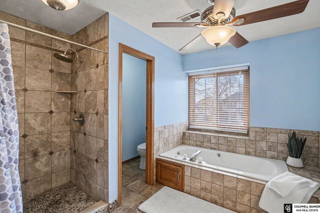 1914 Franklin Drive, Papillion, NE 68133