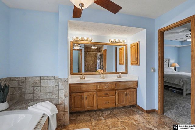 1914 Franklin Drive, Papillion, NE 68133