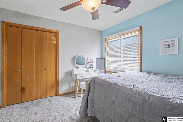 1914 Franklin Drive, Papillion, NE 68133