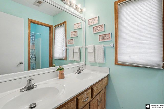 1914 Franklin Drive, Papillion, NE 68133