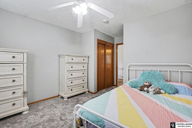 1914 Franklin Drive, Papillion, NE 68133