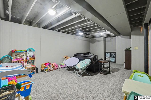 1914 Franklin Drive, Papillion, NE 68133