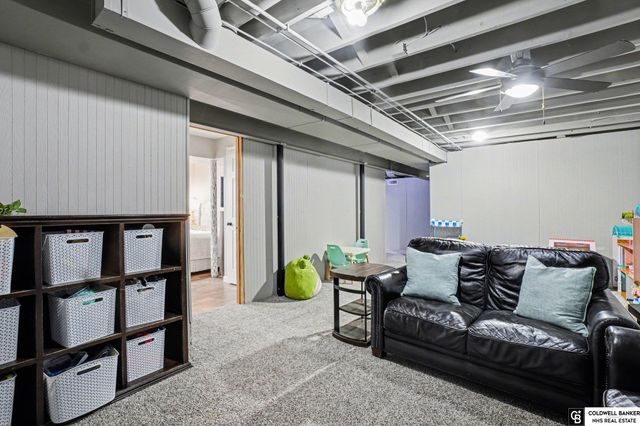 1914 Franklin Drive, Papillion, NE 68133