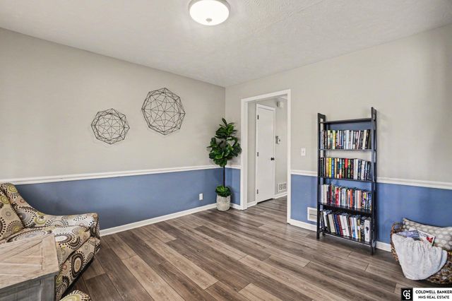 1914 Franklin Drive, Papillion, NE 68133