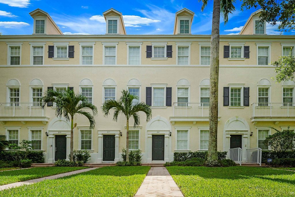 241 E THATCH PALM Circle E, Jupiter, FL 33458