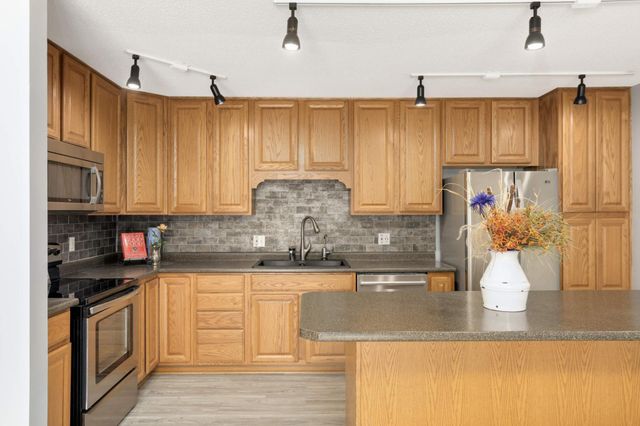 9143 Highway 55 301, Golden Valley, MN 55427