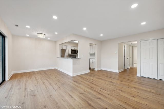 224 W Court Of Shorewood 2A, Vernon Hills, IL 60061