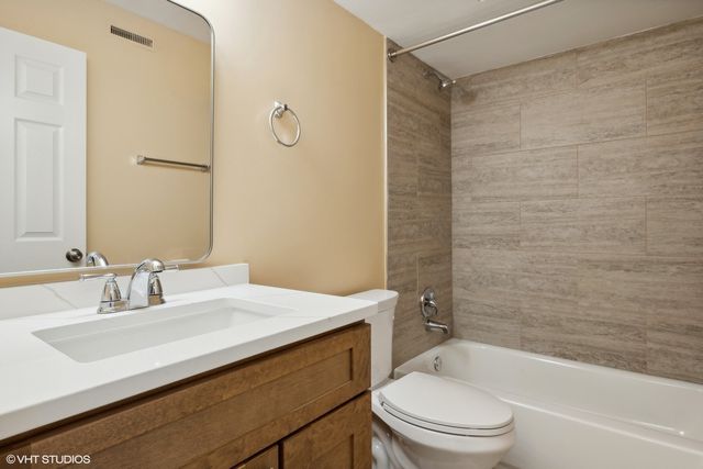 224 W Court Of Shorewood 2A, Vernon Hills, IL 60061