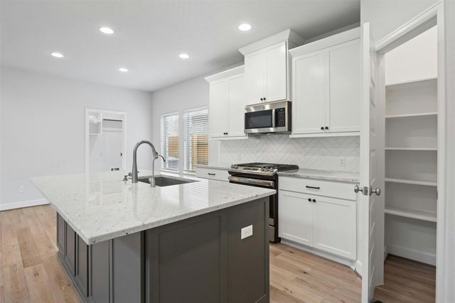 924 Azul Lagoon DR, Leander, TX 78641