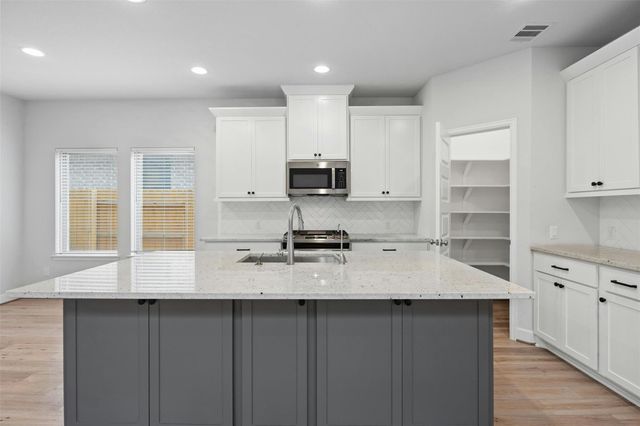 924 Azul Lagoon DR, Leander, TX 78641