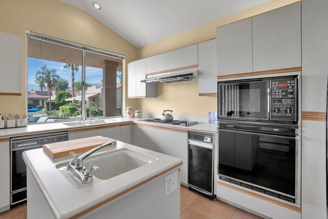 9 Lake Shore Drive, Rancho Mirage, CA 92270