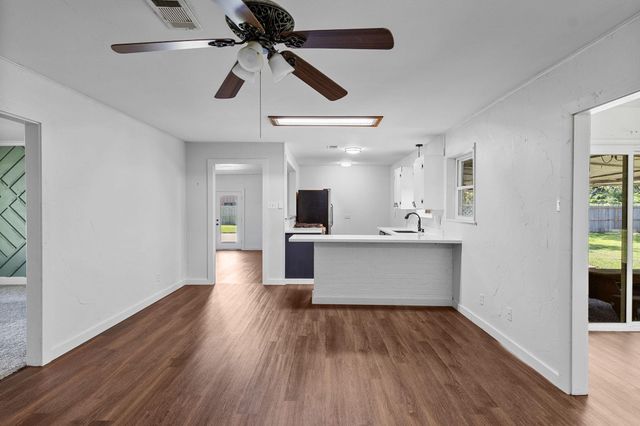 1464 N Lewis Drive, Orange, TX 77632