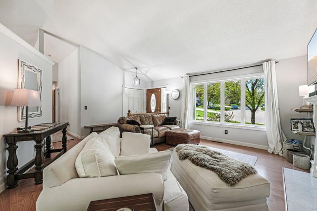 1410 Appaloosa Trail, Eagan, MN 55122