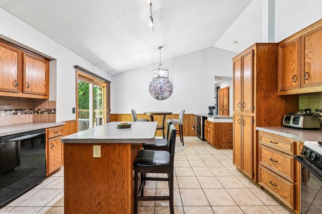 1410 Appaloosa Trail, Eagan, MN 55122
