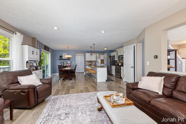8479 Twin Lakes Drive, Jenison, MI 49428