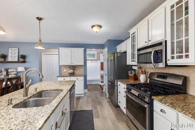 8479 Twin Lakes Drive, Jenison, MI 49428