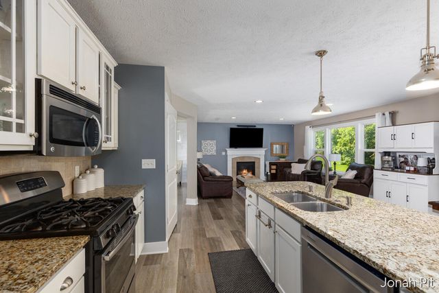 8479 Twin Lakes Drive, Jenison, MI 49428