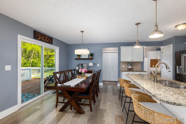 8479 Twin Lakes Drive, Jenison, MI 49428