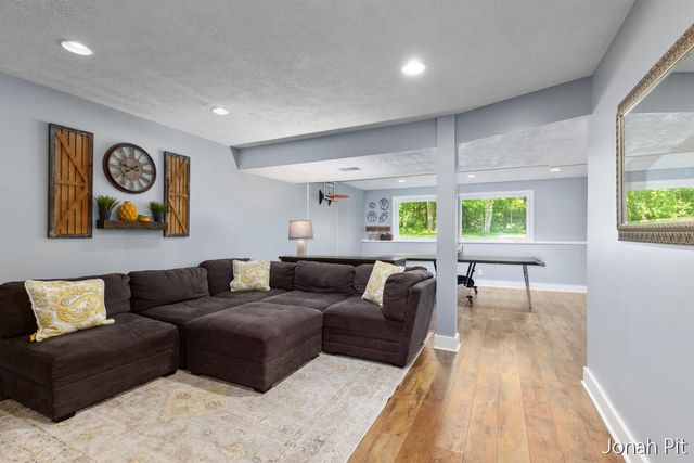 8479 Twin Lakes Drive, Jenison, MI 49428