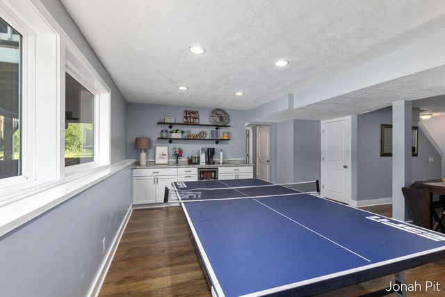 8479 Twin Lakes Drive, Jenison, MI 49428